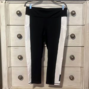 Women’s capri athletic pants size L
